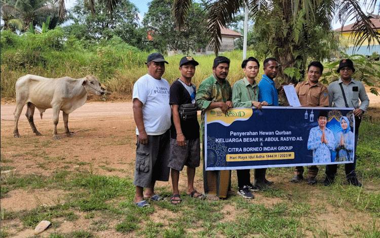 Kabupaten Lamandau Terima 11 Ekor Sapi Kurban dari Keluarga H. Abdul ...