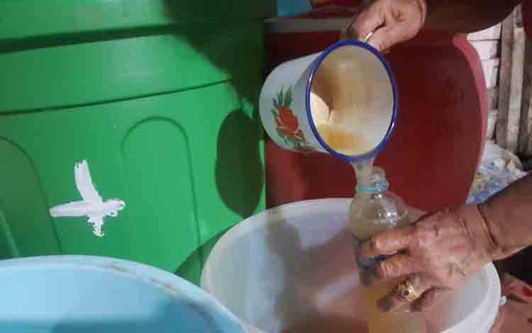 Mengenal Minuman Alkohol 'Anding Madu' Khas Desa Pandawei