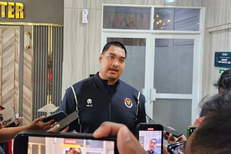 Menteri Pemuda dan Olahraga Dito Ariotedjo memberikan keterangan kepada awak media di Kantor Kemenpora, Jakarta, Rabu (28/8/2024), sebelum bertolak ke Paris untuk memberikan dukungan kepada para atlet Indonesia yang tampil pada Paralimpiade Paris 2024. (ANTARA/A Rauf Andar Adipati)