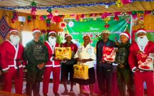 Satgas Yonif 631 Antang Berbagi Kasih Natal di Kampung Sugapa Intan Jaya