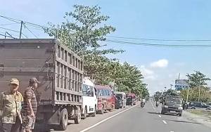 Kendaraan Mengular di SPBU Perbatasan Kalteng-Kalsel, Solar Jadi Buruan